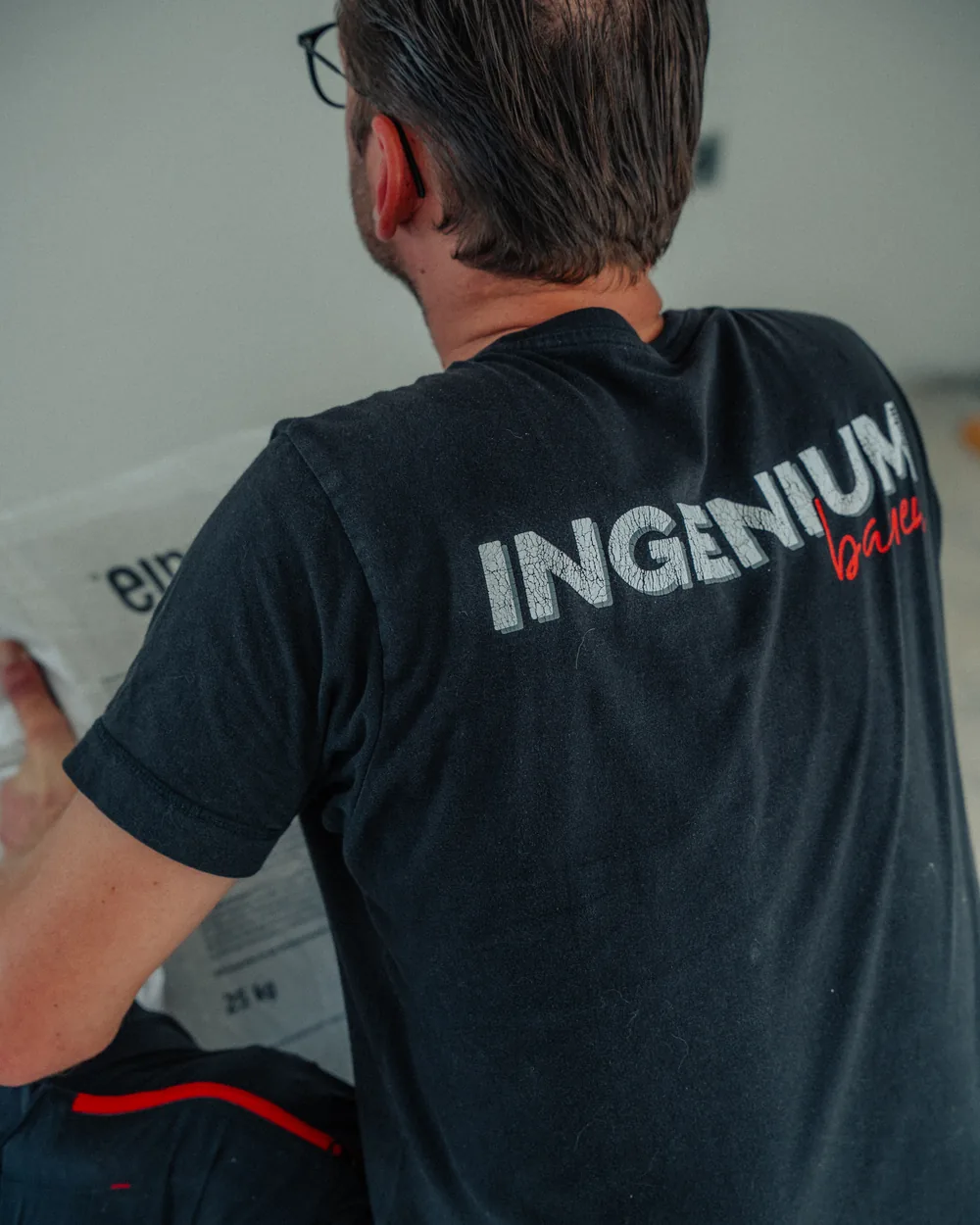 Mitarbeiter der INGENIUM Bauen GmbH bei der Arbeit