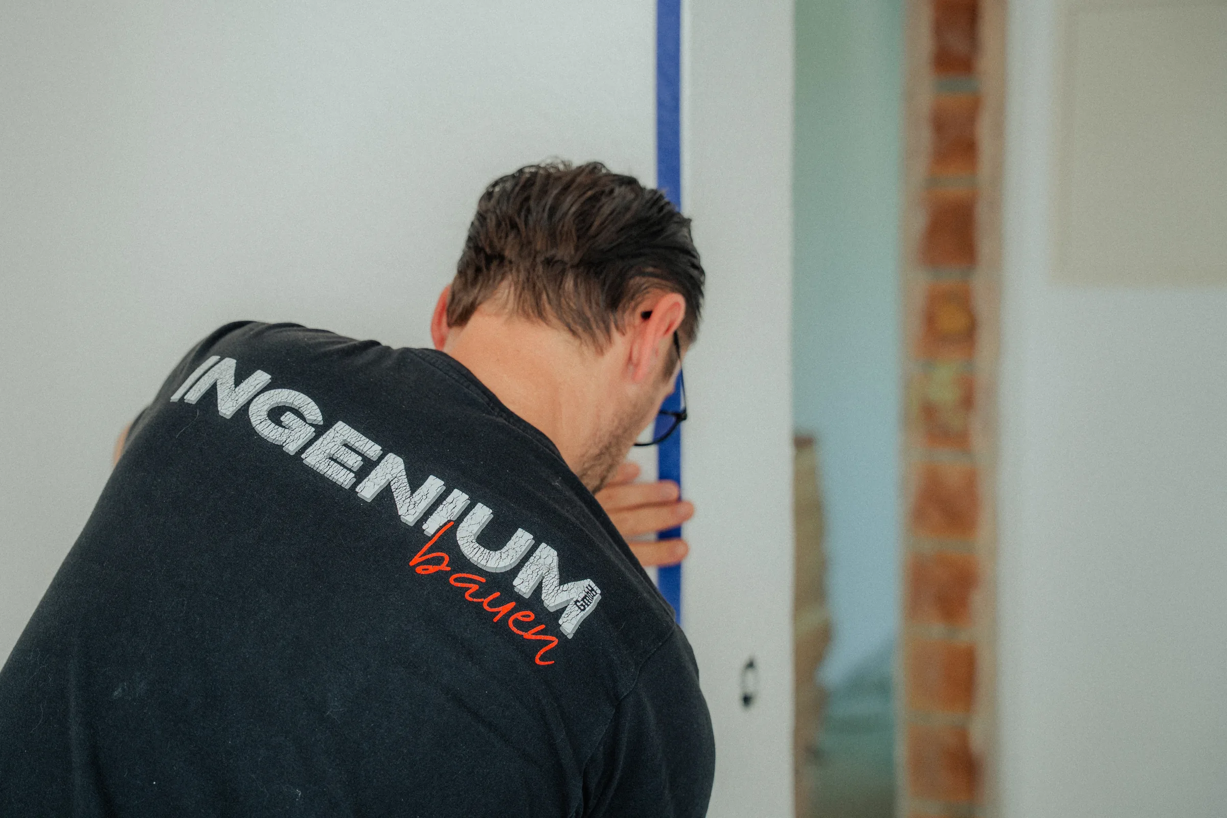 Mitarbeiter der INGENIUM Bauen GmbH bei Ausbauarbeiten