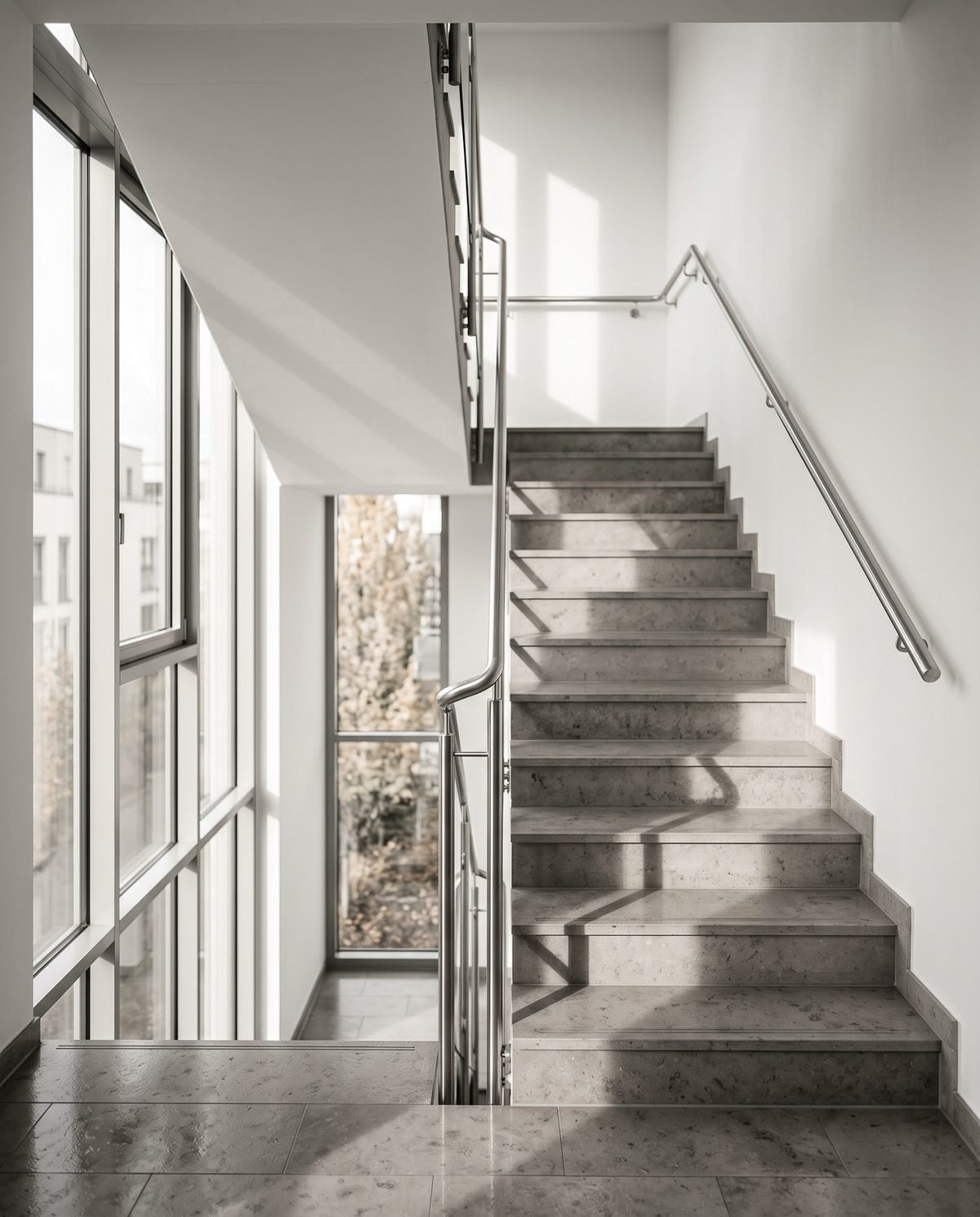 Frisch gereinigtes Treppenhaus mit Morgenlicht